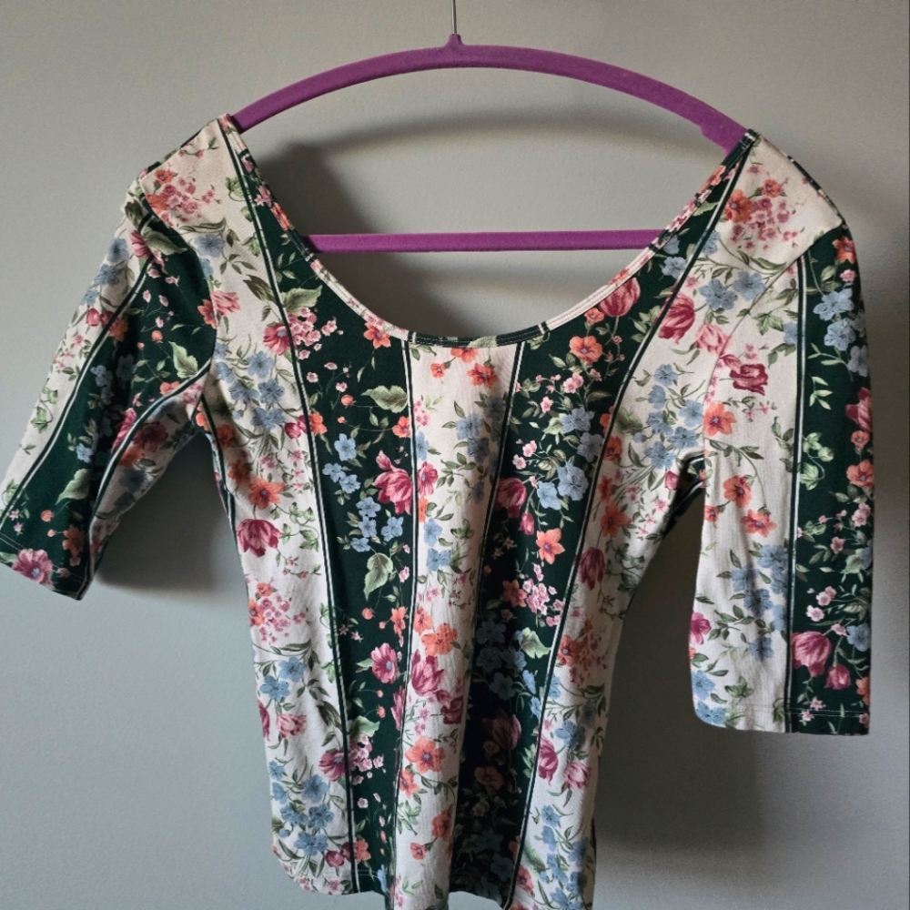 Rouje scoop neck 90's inspired top slim fit